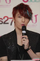 组图：韩星金在中开发布会 优雅亮相帅气魅惑