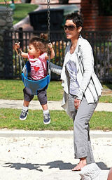 幻灯图：辣妈哈莉-贝瑞陪女儿玩耍 公园荡秋千