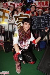 组图：汪东城拥抱女粉丝 望圣诞有女友相伴