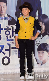 组图：崔智友全黑装庄重宣传《可疑的家政妇》