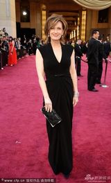 组图：迪士尼ABC电视集团总裁安妮深V黑裙优雅