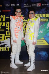 组图：达明一派演唱会落幕 何韵诗现身支持