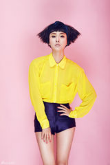 组图：贾青俏丽短发写真演绎亮色之春