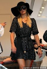 组图：帕里斯-希尔顿潮店扫货毫不惜金