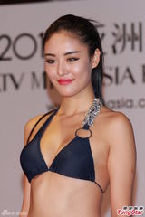 组图：亚姐泳装火辣秀胸 怪咖多女版王祖蓝现身