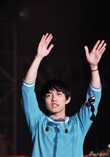 组图：林宥嘉“流汗”动感开唱 模仿青峰唱情歌