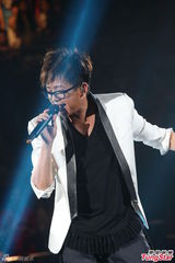 组图：伦永亮演唱会尾场 即兴拉叶德娴上台合唱