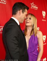 组图：黎安-莱姆丝深V身材火辣 搂帅气男伴大笑