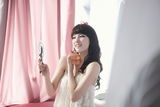 组图：miss A秀智拍香水广告 粉红清纯娇羞可爱