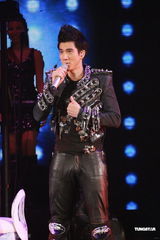 组图：王力宏开唱战袍驾坦克 与伴舞玩暧昧