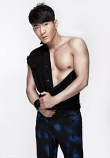 组图：魏炳桦时尚写真秀腹肌 洒脱演绎男性魅力