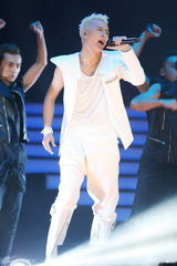 组图：韩庚个唱上演万人大合唱 与女舞者挑逗热舞
