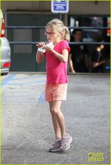 组图：小本妻女现身披萨聚会 穿着随性惬意