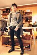 组图：吴奇隆出席品牌活动现场卖萌小动作不断