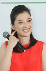 组图：梅婷中国杯帆船赛当明星船长 初尝掌舵经验