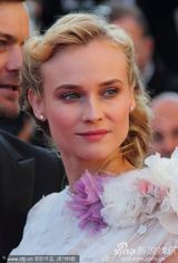 组图：戴安克鲁格戛纳走秀和男友恩爱