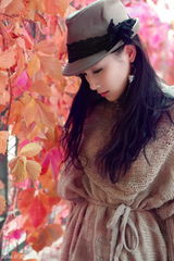 组图：徐立秋日毛衣街拍演绎浪漫童话