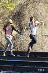 组图：泰勒MV与男模亲昵搂抱 金鸡独立露奶罩