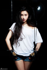 组图：张辛苑媚眼咬唇大片 被誉水果硬糖