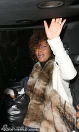 组图：休斯顿去世前被狗仔偷拍 面容憔悴似病重