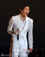 组图：韩团帝国之子出道4年首次举办演唱会