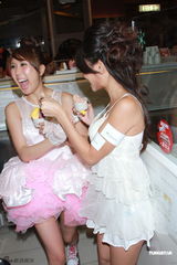 组图：黄榕与靓模玩雪糕涂胸 饱满双峰诱人垂涎