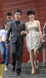 组图：李小冉与鄢颇首恩爱亮相 有孕在身被呵护