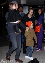 组图：贝克汉姆一家现身机场 小七穿斗篷萌态十足