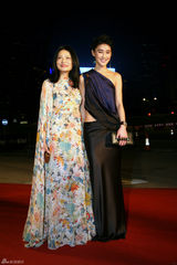 组图：陈燃出席亚洲电影节 香肩半露优雅性感