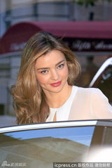 组图：米兰达-可儿白色透视礼服亮相 性感迷人