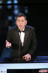 组图：黄秋生颁奖调侃提名演员 逗笑叶德娴