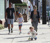 组图：阿尔芭爱女当街摔倒无人扶 嘟嘴怒视狗仔