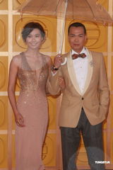 组图：陈法拉身着裸色长裙牵手谢天华撑伞入场