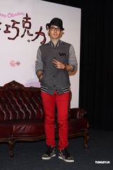 组图：曾之乔为新剧裸背上阵 被吴建豪袭胸吓坏父母