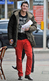 组图：艾玛-沃特森和神秘新男友约会喜笑颜开