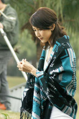 组图：胡静发烧拍广告 向小朋友“贿赂”索吻