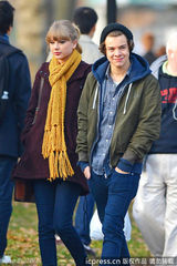 组图：泰勒与1D成员恋情浮水面 抱友人小孩显母爱