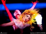 组图：Lady Gaga巡演视觉系新招 乳胶装变水母