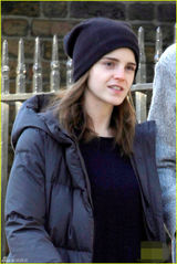 组图：艾玛-沃特森素颜外出 手握培根展居家范