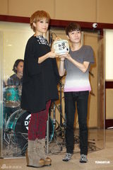 组图：容祖儿为个唱练团 青峰探班一脸睡意