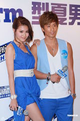 高清组图：周秀娜陈伟成情侣档现身打情骂俏