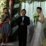 组图：何云伟再婚娶美貌在读研究生 变妻管严