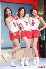 组图：少女组合跳绳卖瘦身产品 粉嫩热裤秀玉腿