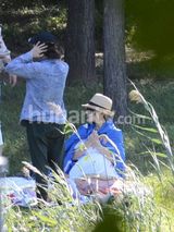 组图：李小璐挺大肚小鸟依人 贾乃亮体贴