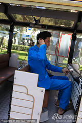 组图：冯绍峰带伤拄拐似绅士 悠闲坐观光车逛沙滩