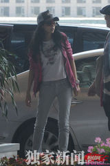 组图：莫文蔚演唱会后露疲态 哈欠连连急离京