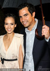 幻灯图：卡梅隆夫妇现身慈善晚宴 阿尔芭携老公现身