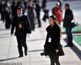 组图：2014两会美女记者众生态 美貌智慧并存