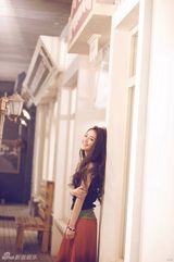 组图：秦雪大片慵懒卷发诠释性感女人味