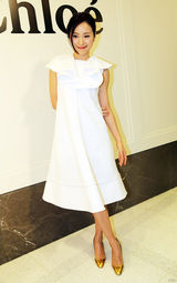 组图：江一燕助阵国际品牌 空运礼服备战金像